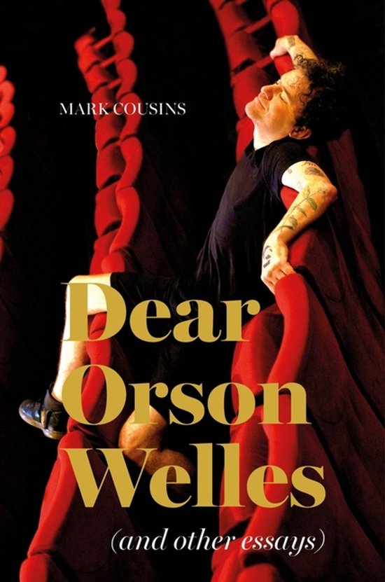 Livre intitulé 'Dear Orson Welles (and other essays)' par Mark Cousins. Un homme est assis sur une chaise rouge.