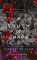 Boekomslag "A Touch of Chaos" met rode rozen en vuur. Tekst: "The World Will Burn", "a TOUCH of CHAOS", "SCARLETT ST. CLAIR", "HADES X PERSEPHONE".