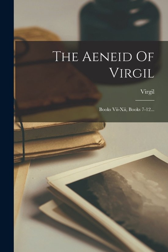 Livre, L'Énéide de Virgile, avec une pile de vieux livres au premier plan.