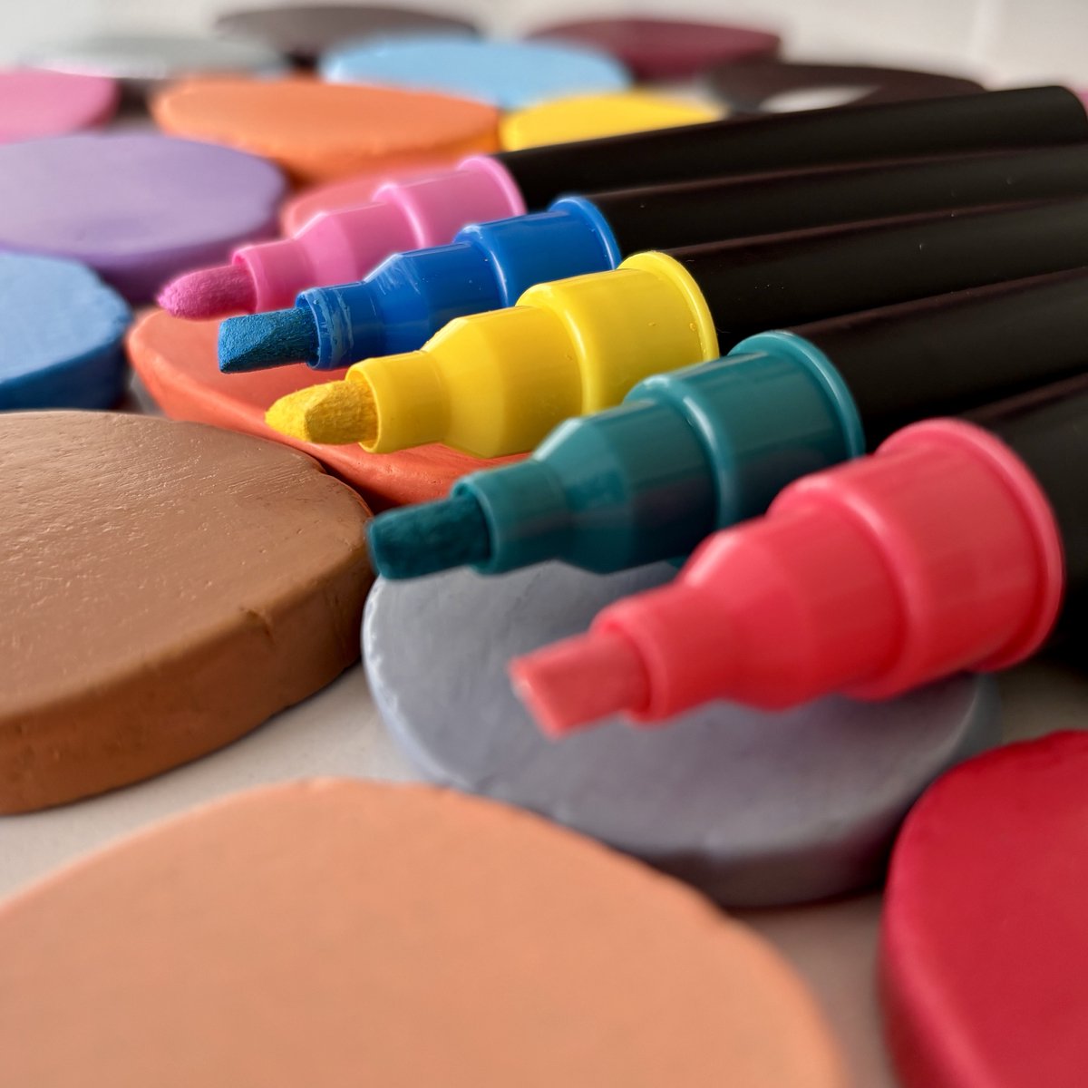 AEDAGA 24 kleuren acrylstiften voor stenen, waterbestendig, acrylstiften, set dubbele punt (fijne en ronde punt), acrylverfmarker voor kinderen en volwassenen, acrylmarkeerset voor glas, steen, hout