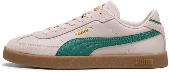 Lichtroze Puma sneaker met groene Puma-streep en gouden logo, op een bruine zool.