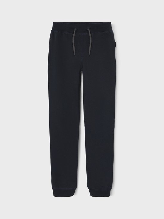 Navy joggingbroek met grijze veterdetails en merklabel aan de zijkant.