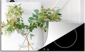 KitchenYeah® Inductie beschermer 78x52 cm - Eucalyptustakken in vaas op het aanrecht - Kookplaataccessoires - Afdekplaat voor kookplaat - Inductiebeschermer - Inductiemat - Inductieplaat mat