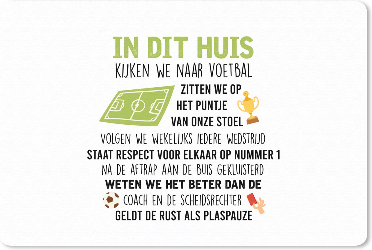 Muismat XXL 120x80 cm - Bureau onderlegger - Bureau mat In dit huis kijken we naar voetbal - Quotes - Spreuken - Voetbal - Bureaumat - Gaming mousepad xl - Bureaulegger groot - Computer deskmat