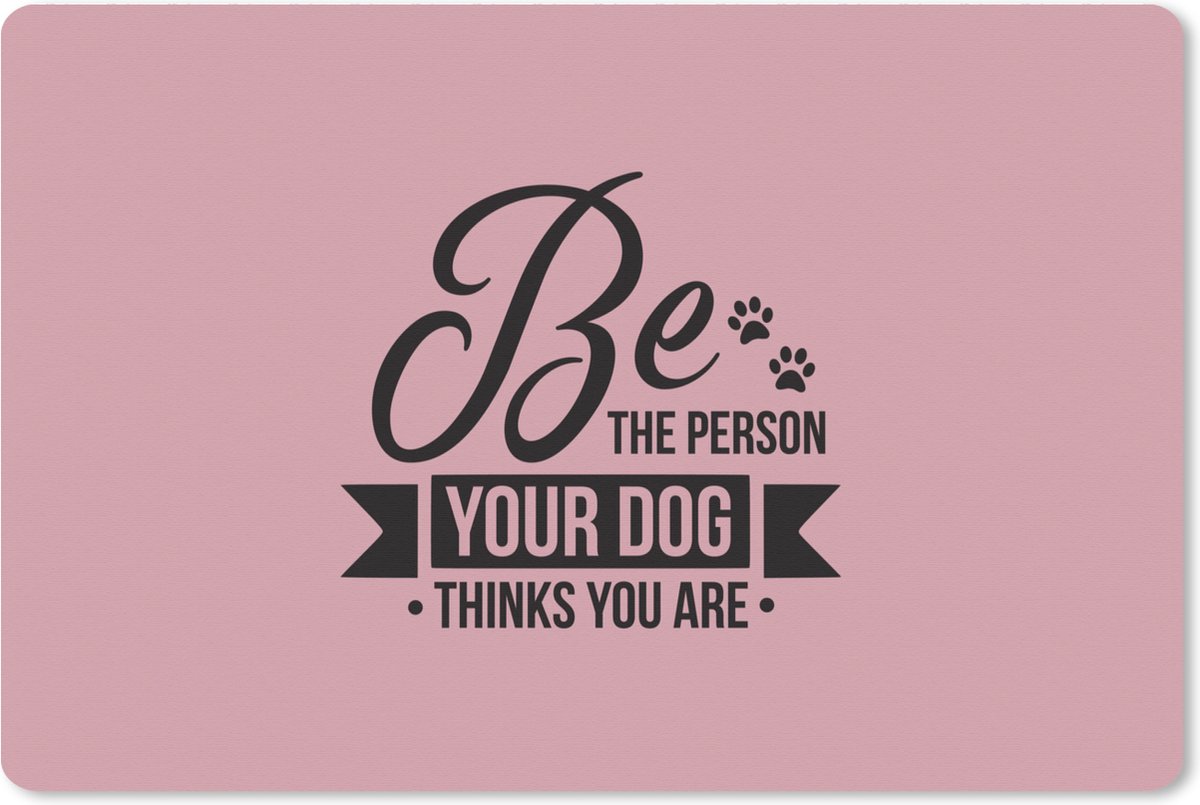Muismat XXL 120x80 cm - Bureau onderlegger - Bureau mat Quotes - Be the person your dog thinks you are - Hond - Spreuken - Bureaumat - Gaming mousepad xl - Bureaulegger groot - Computer deskmat