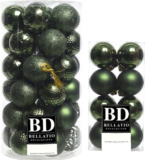 Deux emballages transparents avec des boules de Noël vert foncé aux textures et finitions brillantes variées.
