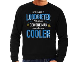 Deze kanjer is loodgieter net als een gewone man maar dan veel cooler sweater zwart voor heren - cadeau trui - Vaderdag kado L