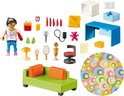 Losse onderdelen van PLAYMOBIL speelgoedkamer, waaronder een figuur, bank, bureau en accessoires.