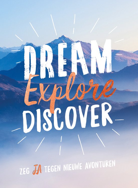 Boek met de tekst 'DREAM Explore DISCOVER' en 'ZEG JA TEGEN NIEUWE AVONTUREN' op een berglandschap.