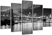 Trend24 - Canvas Schilderij - Brooklyn Bridge Bij Nacht Zwart En Wit - Vijfluik - Steden - 150x100x2 cm - Zwart