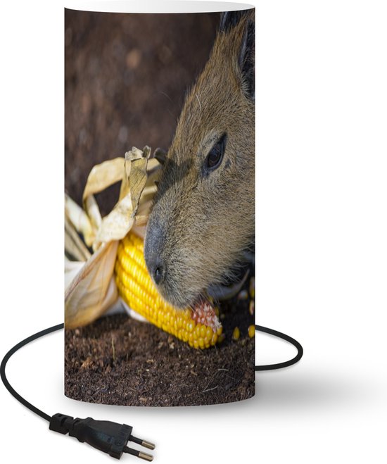 Lamp - Nachtlampje - Tafellamp slaapkamer - Een close up van een Capibara die aan het eten is - 33 cm hoog - Ø15.9 cm - Inclusief LED lamp