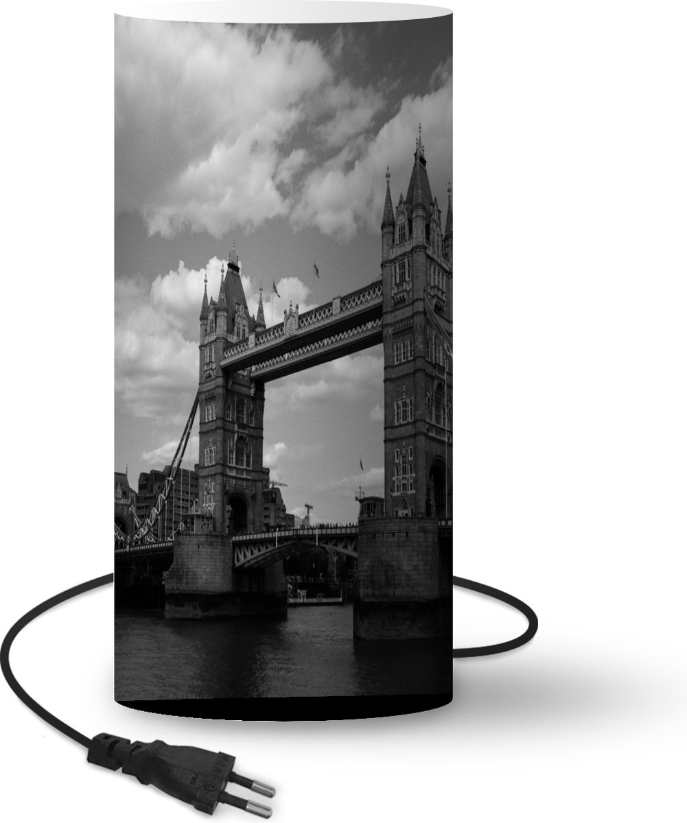 Lamp - Nachtlampje - Tafellamp slaapkamer - Zwart wit afbeelding van de iconische Tower Bridge in Londen - 54 cm hoog - Ø24.8 cm - Inclusief LED lamp