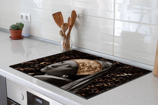 KitchenYeah® Inductie beschermer 71x52 cm - Meisje met de parel - Schilderij - Panterprint - Kookplaataccessoires - Afdekplaat voor kookplaat - Inductiebeschermer - Inductiemat - Inductieplaat mat