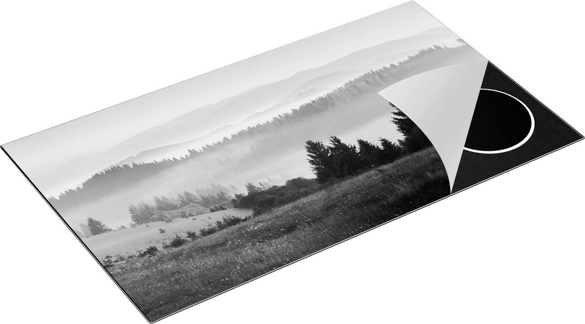 Chefcare Inductie Beschermer Mistige Heuvel Landschap met Bossen - Zwart Wit - 91,6x52,7 cm - Afdekplaat Inductie - Kookplaat Beschermer - Inductie Mat