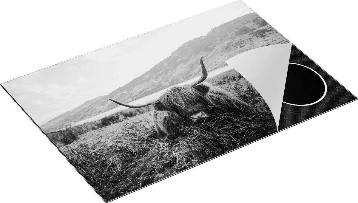 Chefcare Inductie Beschermer Schotse Hooglander ligt in het Gras - Zwart Wit - 77x51 cm - Afdekplaat Inductie - Kookplaat Beschermer - Inductie Mat