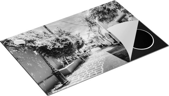 Chefcare Inductie Beschermer Kleurrijke Straat op het Eiland Kos, Griekenland - Zwart Wit - 80x55 cm - Afdekplaat Inductie - Kookplaat Beschermer - Inductie Mat