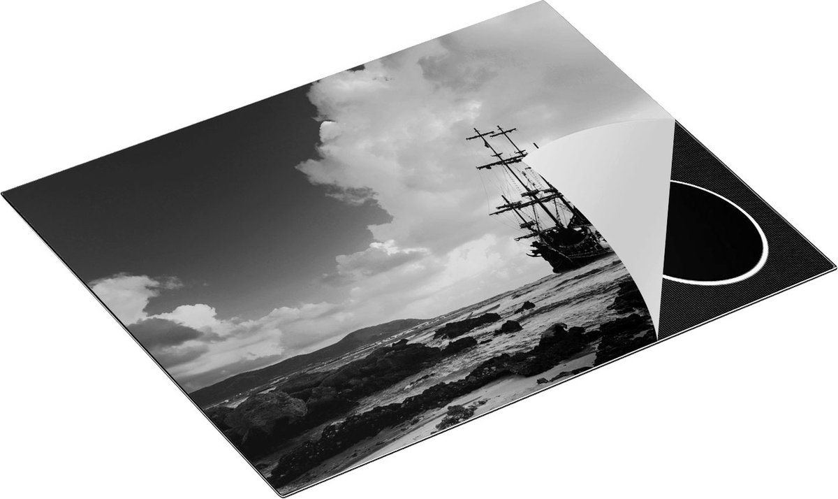 Chefcare Inductie Beschermer Piratenschip aan de Kust bij Zonsondergang - Zwart Wit - 65x55 cm - Afdekplaat Inductie - Kookplaat Beschermer - Inductie Mat