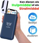 Blauwe telefoonkluis, opengewerkt, met een hand die hem vasthoudt. Iconen voor 'Bedtime' en 'studeren' zijn zichtbaar.