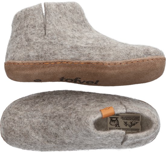 Grijze wollen slof met bruine zool en oranje stiksels, met bruin label en blauwe accenten.
