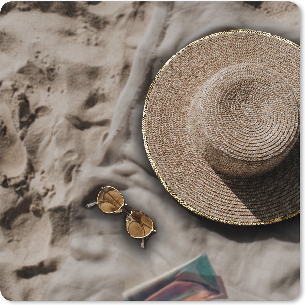 Muismat XXL 50x50 cm - Bureau onderlegger - Bureau mat Zomer - Strand - Zonnebril - Hoed - Bureaumat - Gaming mousepad xl - Bureaulegger groot - Computer deskmat