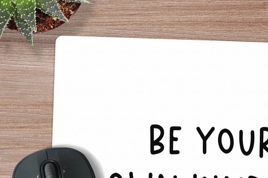Muismat XXL 60x60 cm - Bureau onderlegger - Bureau mat Engelse quote "Be your own kind of beautiful" met een hartje op een witte achtergrond - Bureaumat - Gaming mousepad xl - Bureaulegger groot - Computer deskmat