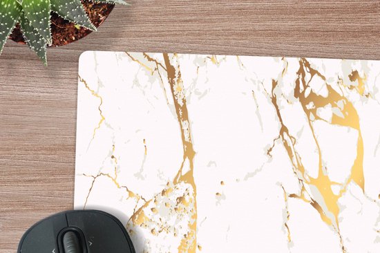 Détail d'un sous-main avec un imprimé marbre blanc et des veines dorées.