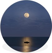 Image d'un bateau dans l'eau avec le reflet de la lune Assiette en plastique cercle mural ⌀ 90 cm - impression photo sur cercle mural / cercle vivant (décoration murale)