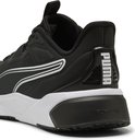 Achterkant van zwarte PUMA sportschoen met "PUMA" logo op de hiel.