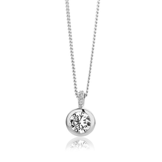 Collier en argent avec un pendentif rond en zircone blanche. Mise au point et réfléchie sur fond blanc.