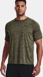 Man draagt een olijfgroen gemêleerd sportshirt van Under Armour met zwart logo op de borst.