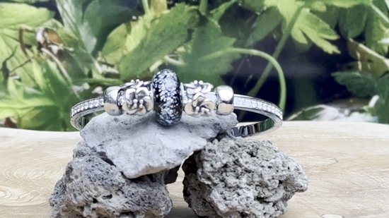 Urn-Gedenk Dames Armband rvs zilver Bangle maat M (dia 59mm)-Crematie-as Glasbedel Zilver glinstering én 2 x 925 Zilver Bloem bedels - 2 rvs Stoppers- Armband Voor Dames-Herinneringssieraad-Assieraad-As verwerking in glas-Herdenkingssieraad-Asarmband