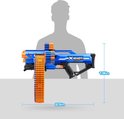 Silhouet van een persoon naast een blauwe en oranje speelgoedblaster met rond magazijn. Afmetingen 19x23 inch.