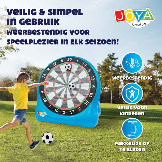 Blauw opblaasbaar dartbord van 135x140cm met zwart-wit voetbal patronen. Jongen in gele t-shirt trapt bal.