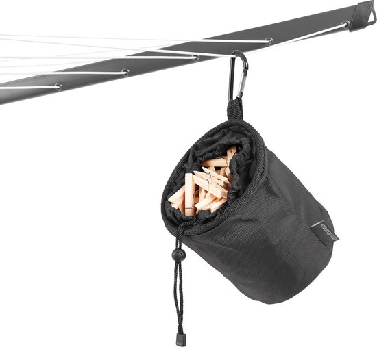 Zwart Brabantia wasknijperzakje met houten knijpers, hangend aan een waslijn.