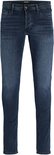 Voorkant van een man in een donkerblauwe jeans met knoopsluiting.