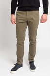 Man met olijfgroene chino's en zwarte trui.