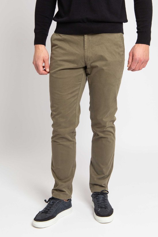 Man met olijfgroene chino's en zwarte trui.