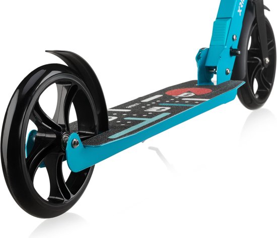 Lichtblauwe step met zwarte achtervork en wiel. Het deck is voorzien van een grip tape met patroon.