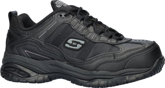 Zwarte Skechers werkschoen, zijaanzicht met veters en S-logo. 'Relaxed Fit' en 'Memory Foam' op de tong.