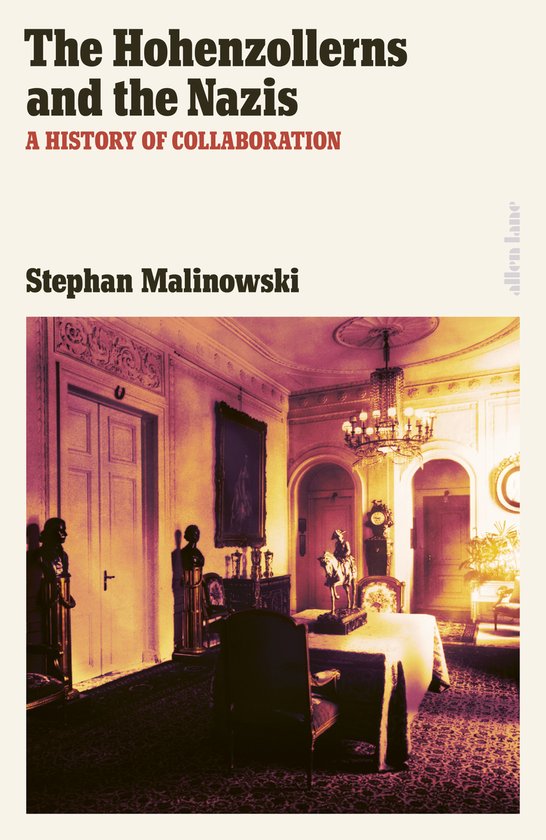 Boek 'The Hohenzollerns and the Nazis' A History of Collaboration door Stephan Malinowski. Bevat een foto van een kamer met een tafel gedekt met een wit kleed, een kroonluchter en schilderijen.