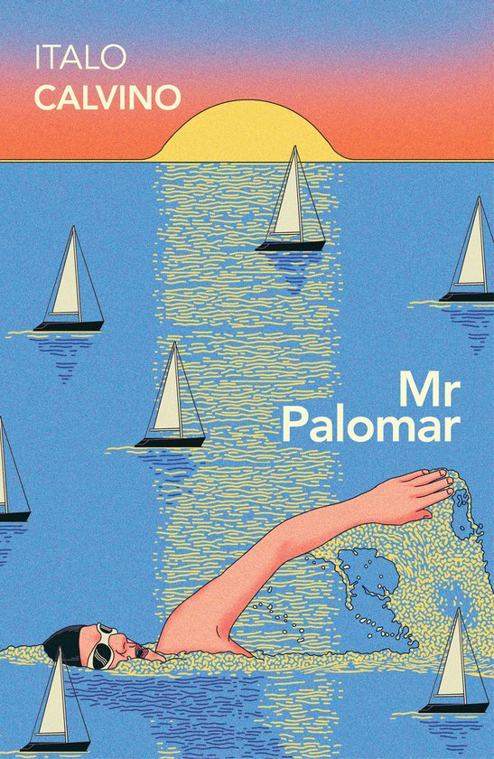 Boekomslag van "Mr Palomar" door Italo Calvino. Een zwemmer met zonnebril zwemt in zee, omringd door zeilboten bij zonsondergang.
