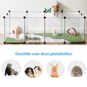 Grote, transparante ren met kunstgras, huisje, konijn, cavia's en een teddybeer.