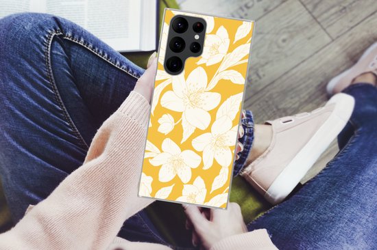 Telefoonhoesje Geschikt voor Samsung Galaxy S22 Ultra hoesje - Bloemen - Patroon - Geel - Wit - Siliconen Telefoonhoesje Telefoonhoesje