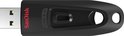 Zwarte SanDisk Ultra USB 3.0 stick met uitgeschoven USB-connector. Met gestructureerd gripvlak en een lus.