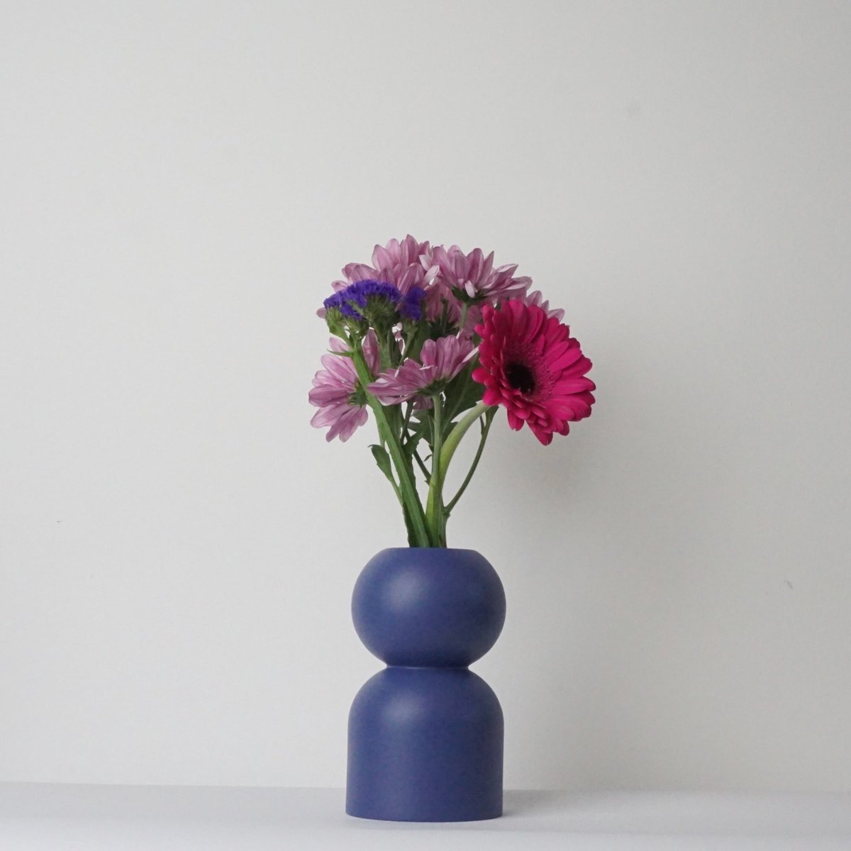 LEMON LILY Houten Vaas 'Low' – Blauw – Ø 8,5 × 14 cm – Inclusief Glazen Buisje – Handgemaakt Design vaas