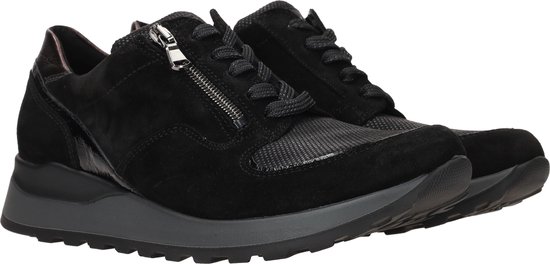 Zwarte suède sneakers met ritssluiting, veters en glanzende details.