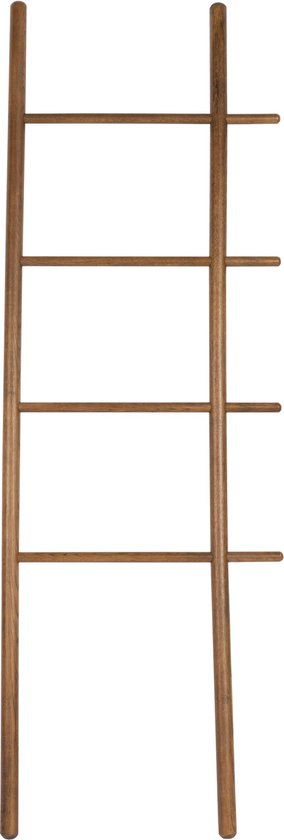 Een donkerbruine houten decoratieladder met vijf spijlen op een witte achtergrond.