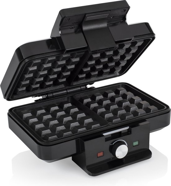 Zwart Tristar wafelijzer, open met twee lege wafelplaten. De platen hebben een ruitpatroon.