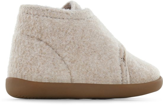 Zij-aanzicht van een beige vilten slofje met bruine zool.