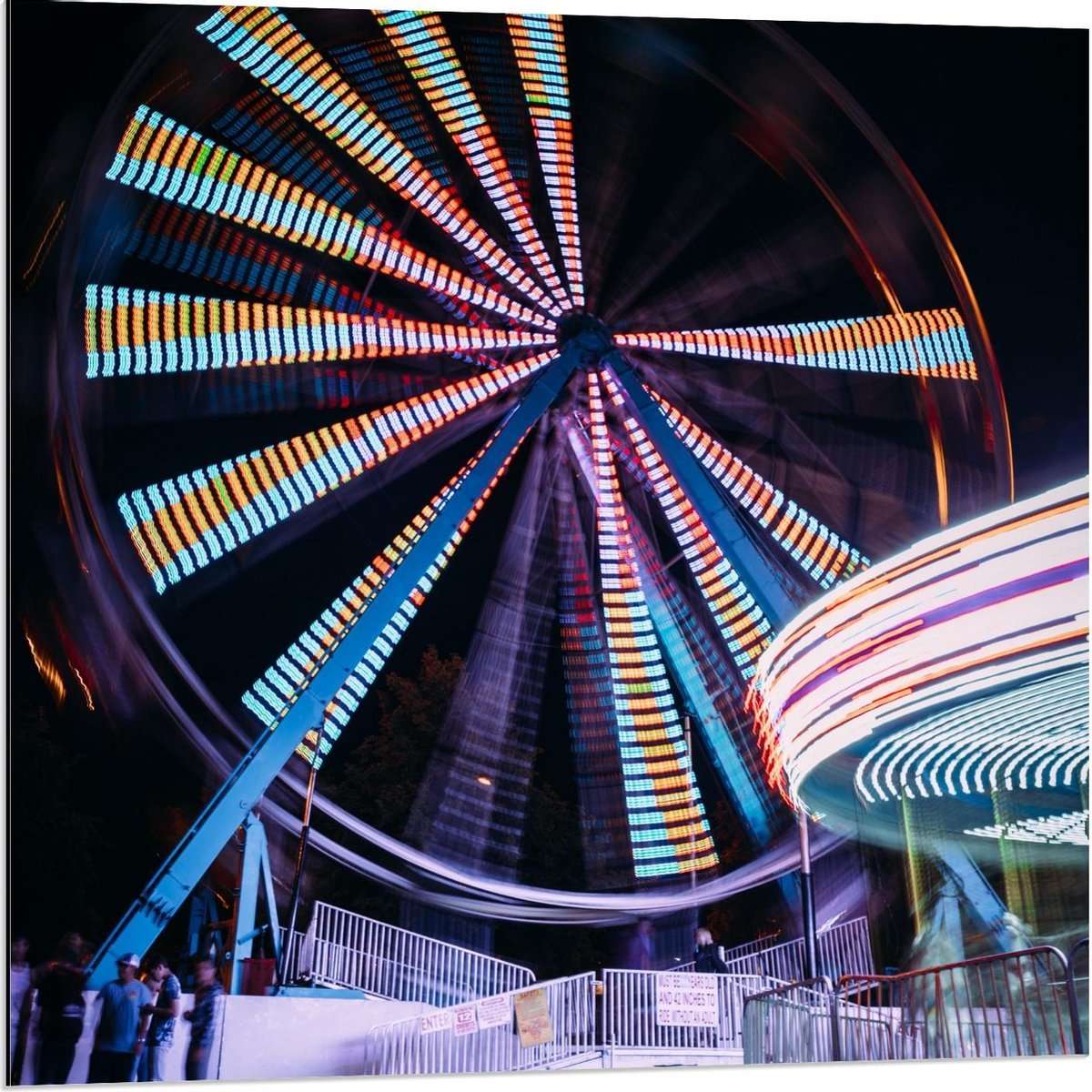 Dibond - Gekleurde Kermisattractie in de Avond - 80x80cm Foto op Aluminium (Wanddecoratie van metaal) op Prijzenvolger.com